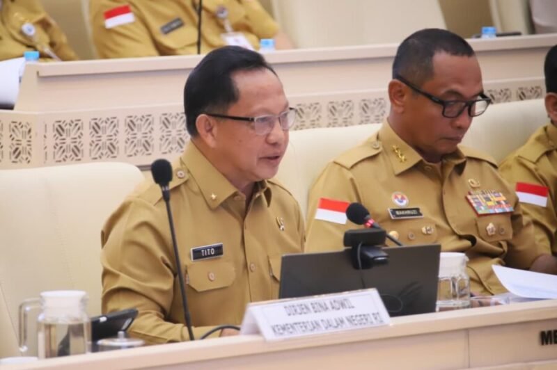 Mendagri menghadiri Rapat Kerja dan Rapat Dengar Pendapat DPR RI dengan agenda pembahasan hasil kunjungan Panja Pengelolaan Perbatasan Wilayah Negara di Ruang Rapat Komisi II DPR RI, Kompleks Parlemen, Senayan, Jakarta, Senin (29/6/2026).