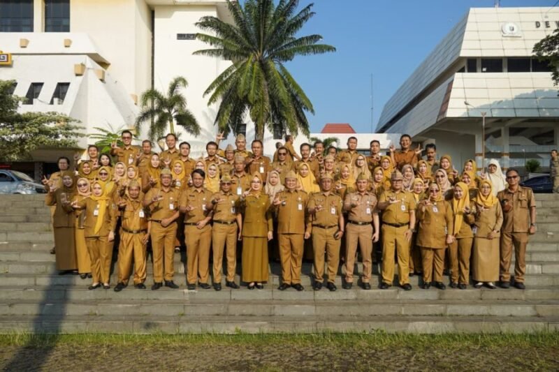 Jajaran aparatur sipil negara (ASN) lintas instansi berfoto bersama dengan pose mengepalkan tangan usai mengikuti rangkaian kegiatan dinas di Kabupaten Tangerang