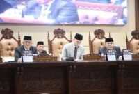 Suasana meja pimpinan dalam Rapat Paripurna DPRD Provinsi Sumsel. Tampak Sekda Sumsel Edward Candra (kiri) duduk berdampingan dengan Wakil Ketua dan pimpinan DPRD Sumsel saat mendengarkan dan mengikuti jalannya agenda pembahasan Raperda Pertanggungjawaban APBD 2025.