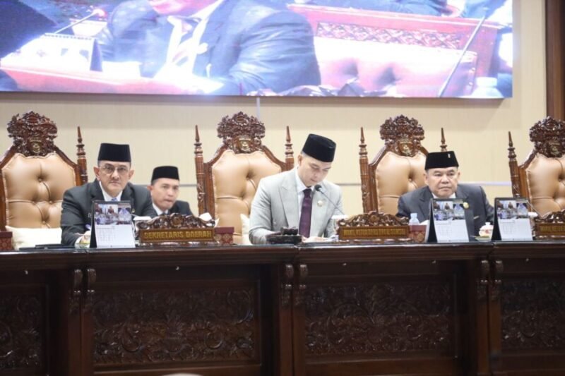 Suasana meja pimpinan dalam Rapat Paripurna DPRD Provinsi Sumsel. Tampak Sekda Sumsel Edward Candra (kiri) duduk berdampingan dengan Wakil Ketua dan pimpinan DPRD Sumsel saat mendengarkan dan mengikuti jalannya agenda pembahasan Raperda Pertanggungjawaban APBD 2025.