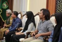 Sejumlah perwakilan dari komunitas penyandang disabilitas saat hadir dan mendengarkan arahan dalam sesi audiensi bersama Herman Deru di ruang pertemuan.