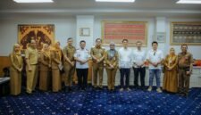 Wakil Gubernur Lampung berfoto bersama jajaran Pemerintah Provinsi Lampung dan perwakilan mitra usai rapat pembahasan Program Kelas Migran Vokasi