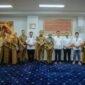 Wakil Gubernur Lampung berfoto bersama jajaran Pemerintah Provinsi Lampung dan perwakilan mitra usai rapat pembahasan Program Kelas Migran Vokasi
