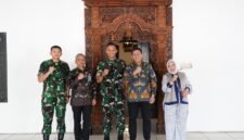 Momen kebersamaan jajaran Korem 072/Pamungkas dan BNI di depan pintu gerbang utama Makorem
