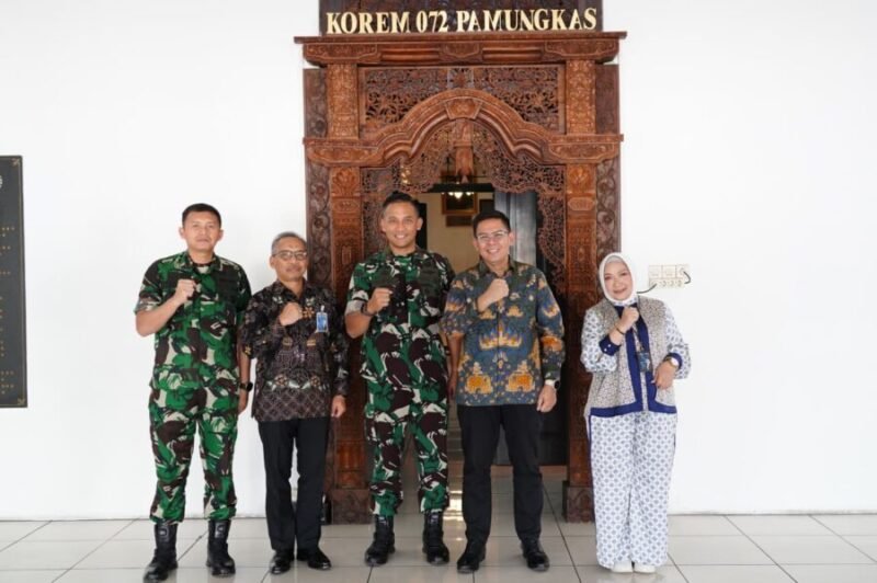 Momen kebersamaan jajaran Korem 072/Pamungkas dan BNI di depan pintu gerbang utama Makorem