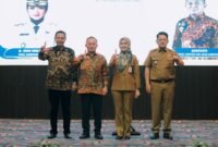 Momen foto bersama Jihan Nurlela dan Wamen HAM Mugianto berlatar belakang layar utama acara sosialisasi penguatan kapasitas HAM bagi ASN