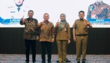 Momen foto bersama Jihan Nurlela dan Wamen HAM Mugianto berlatar belakang layar utama acara sosialisasi penguatan kapasitas HAM bagi ASN