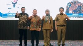 Momen foto bersama Jihan Nurlela dan Wamen HAM Mugianto berlatar belakang layar utama acara sosialisasi penguatan kapasitas HAM bagi ASN