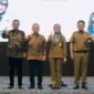 Momen foto bersama Jihan Nurlela dan Wamen HAM Mugianto berlatar belakang layar utama acara sosialisasi penguatan kapasitas HAM bagi ASN