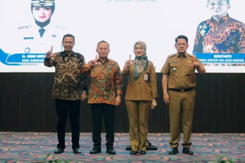 Momen foto bersama Jihan Nurlela dan Wamen HAM Mugianto berlatar belakang layar utama acara sosialisasi penguatan kapasitas HAM bagi ASN