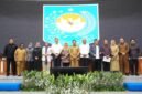Mendagri Muhammad Tito Karnavian bersama para pemangku kepentingan usai Rapat Koordinasi Perluasan Piloting Digitalisasi Bansos di Jakarta, Selasa (30/6/2026)
