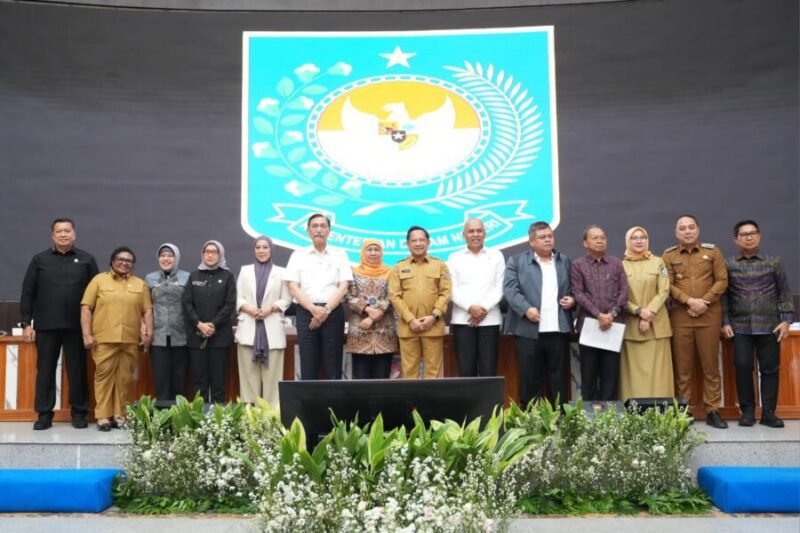 Mendagri Muhammad Tito Karnavian bersama para pemangku kepentingan usai Rapat Koordinasi Perluasan Piloting Digitalisasi Bansos di Jakarta, Selasa (30/6/2026)