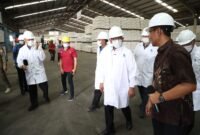 Gubernur Banten Andra Soni berdialog dengan manajemen perusahaan saat meninjau gudang penyimpanan pakan ternak guna mendukung pengembangan usaha peternakan dan memperkuat ketahanan pangan daerah.