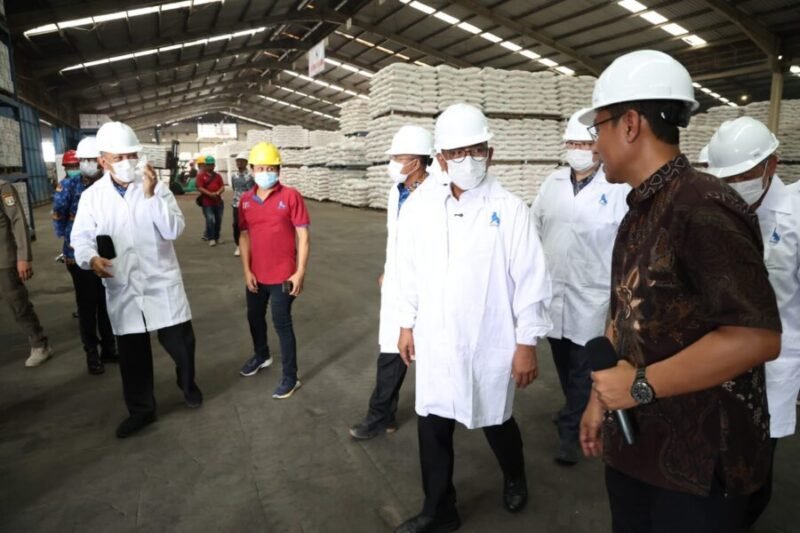 Gubernur Banten Andra Soni berdialog dengan manajemen perusahaan saat meninjau gudang penyimpanan pakan ternak guna mendukung pengembangan usaha peternakan dan memperkuat ketahanan pangan daerah.