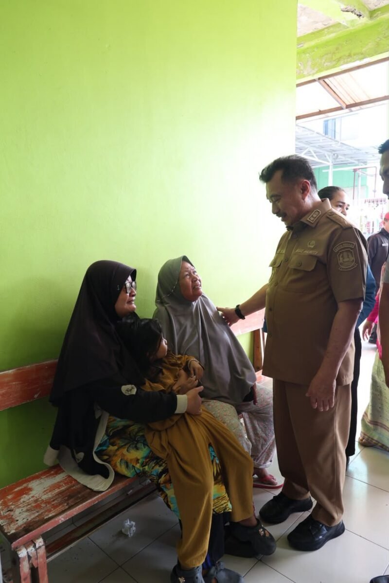 Memberikan dukungan morli kepada korban kecelakaan lalul intas