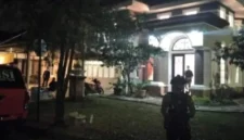 Penggeledahan polisi di sebuah rumah di kawasan Sentul, Kabupaten Bogor, Kamis (9/7/2026) dini hari.