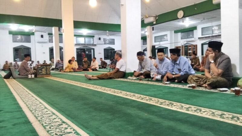 Kajian rutin kepada jamaah binaan Masjid Jenderal Sudirman Demangan, Yogyakarta, Penghulu KUA Mantrijeron menekankan moderasi beragama melalui Kitab Al-Adzkar. (Istimewa)