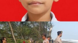 (Foto Atas) Muhammad Bara Rizki Wardana hilang terseret arus Pantai Goa Cemara, Minggu (5/7/2026). Orang tua korban (tanda panah) ikut pencarian bersama TIM SAR Gabungan.