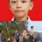 (Foto Atas) Muhammad Bara Rizki Wardana hilang terseret arus Pantai Goa Cemara, Minggu (5/7/2026). Orang tua korban (tanda panah) ikut pencarian bersama TIM SAR Gabungan.