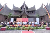Wakil Menteri Ketenagakerjaan Afriansyah Noor bersama jajaran pejabat pemerintah daerah, tokoh adat, serta para pengisi acara berfoto bersama di atas panggung utama seusai pembukaan Festival Minangkabau di Istano Basa Pagaruyung, Kabupaten Tanah Datar, Sumatera Barat.