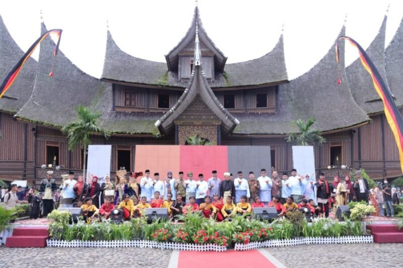 Wakil Menteri Ketenagakerjaan Afriansyah Noor bersama jajaran pejabat pemerintah daerah, tokoh adat, serta para pengisi acara berfoto bersama di atas panggung utama seusai pembukaan Festival Minangkabau di Istano Basa Pagaruyung, Kabupaten Tanah Datar, Sumatera Barat.