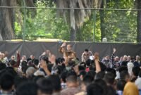 Ratusan peserta secara serentak mengangkat tangan saat merespons pertanyaan atau instruksi dari narasumber utama (tengah) dalam acara seminar edukasi keluarga.