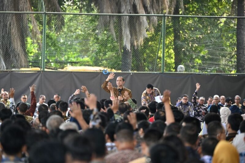 Ratusan peserta secara serentak mengangkat tangan saat merespons pertanyaan atau instruksi dari narasumber utama (tengah) dalam acara seminar edukasi keluarga.