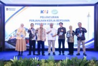 Wakil Menteri Afriansyah Noor berfoto bersama Direktur serta jajaran manajemen PT Kereta Api Indonesia dan perwakilan Serikat Pekerja Kereta Api