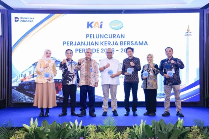 Wakil Menteri Afriansyah Noor berfoto bersama Direktur serta jajaran manajemen PT Kereta Api Indonesia dan perwakilan Serikat Pekerja Kereta Api
