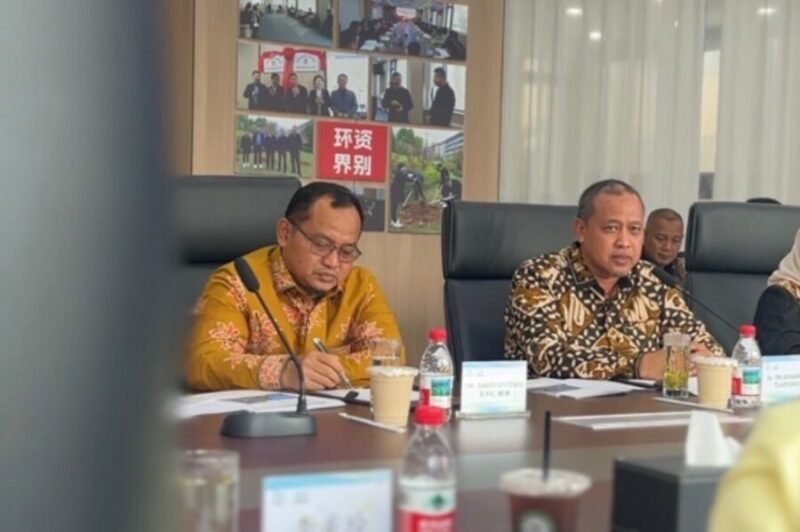  Walikota dan DPRD Kota Bekasi bertukar cinderamata dengan manajemen Mizuda Group di Huzhou, China, 