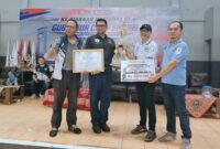 perwakilan Kontingen ITFun Sumut menerima trofi Juara Umum II dan piagam penghargaan, serta simbolis hadiah uang pembinaan di atas panggung acara.