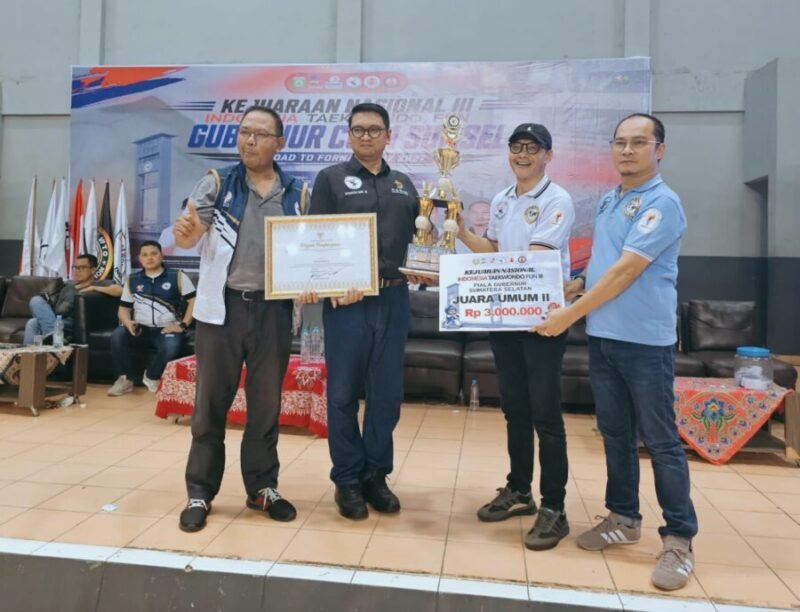 perwakilan Kontingen ITFun Sumut menerima trofi Juara Umum II dan piagam penghargaan, serta simbolis hadiah uang pembinaan di atas panggung acara.