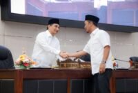 Wakil Gubernur Banten Achmad Dimyati Natakusumah bersalaman dengan pimpinan DPRD Provinsi Banten usai menghadiri Rapat Paripurna DPRD di Gedung DPRD Provinsi Banten