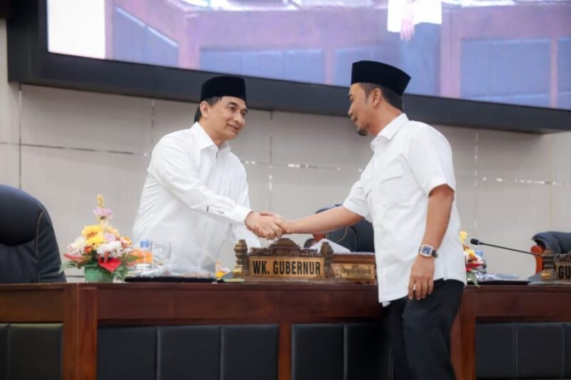 Wakil Gubernur Banten Achmad Dimyati Natakusumah bersalaman dengan pimpinan DPRD Provinsi Banten usai menghadiri Rapat Paripurna DPRD di Gedung DPRD Provinsi Banten