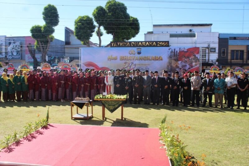 Kodim 0707/Wonosobo dan Polres Wonosobo tergambar jelas dalam sesi foto bersama usai upacara HUT Bhayangkara ke-80 di Wonosobo