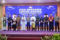 Sekda Provinsi Sumsel dan Kapolda Sumsel berfoto bersama para tokoh lintas agama dan unsur Forkopimda dalam acara Doa Bersama di gedung mapolda sumsel 