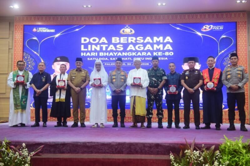 Sekda Provinsi Sumsel dan Kapolda Sumsel berfoto bersama para tokoh lintas agama dan unsur Forkopimda dalam acara Doa Bersama di gedung mapolda sumsel 