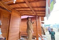Bupati Aceh Tamiang Armia Pahmi saat meninjau pembangunan huntara dan huntap. Dok Satgas PRR/Pemkab Aceh Tamiang