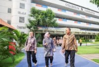Momen peninjauan fasilitas lapangan oleh Bunda Literasi Provinsi Banten Tinawati Andra Soni bersama para pegiat literasi