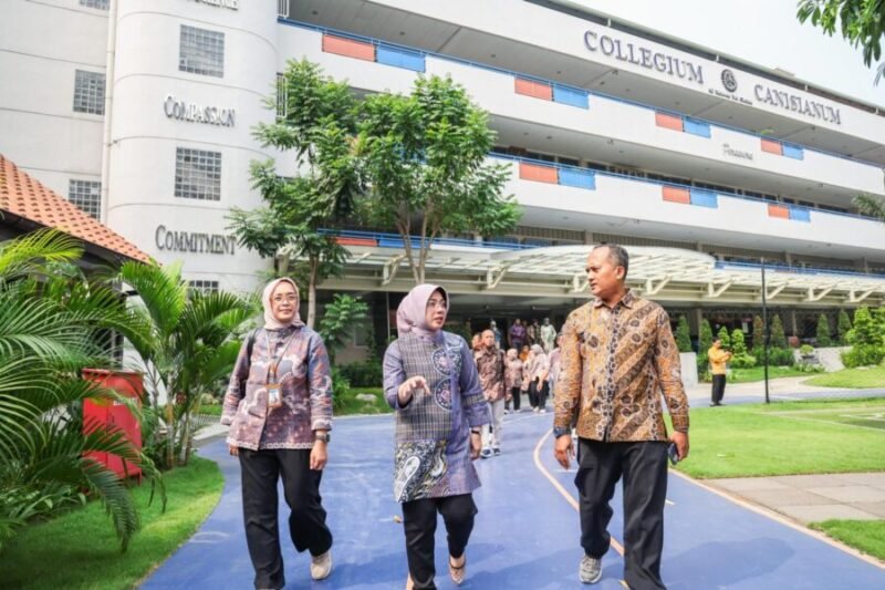 Momen peninjauan fasilitas lapangan oleh Bunda Literasi Provinsi Banten Tinawati Andra Soni bersama para pegiat literasi