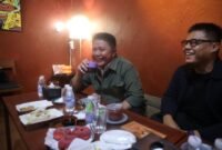 Gubernur Sumsel H. Herman Deru berbincang dengan peserta Program Sultan Muda Sumsel usai meninjau sejumlah usaha binaan