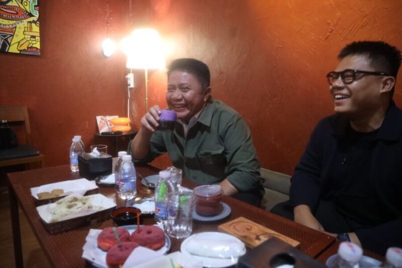 Gubernur Sumsel H. Herman Deru berbincang dengan peserta Program Sultan Muda Sumsel usai meninjau sejumlah usaha binaan