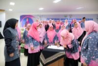 Bunda PAUD Provinsi Banten menyaksikan penandatanganan dokumen kepengurusan usai prosesi Pelantikan Akbar Pengurus BKTKI-DMI Kabupaten Banten di Masjid Al-Bantani, Serang