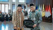 Gubernur Lampung menerima Kartu Anggota KAHMI Istimewa yang diserahkan di Mahan Agung