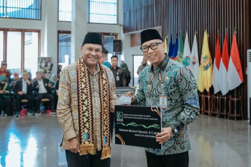 Gubernur Lampung menerima Kartu Anggota KAHMI Istimewa yang diserahkan di Mahan Agung
