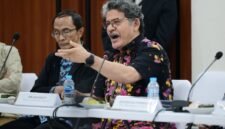 guru besar dari perguruan tinggi mitra menyimak jalannya diskusi bersama Kementerian Transmigrasi di Jakarta