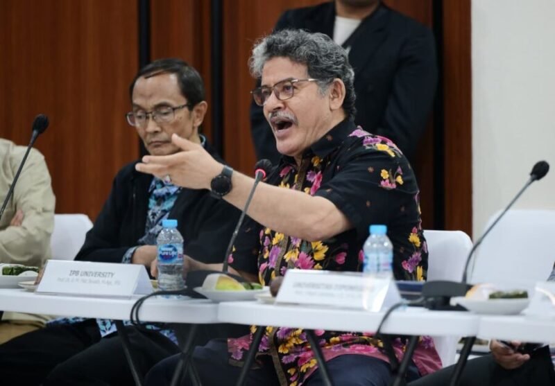 guru besar dari perguruan tinggi mitra menyimak jalannya diskusi bersama Kementerian Transmigrasi di Jakarta