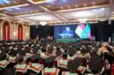 Kepala Badan Ekonomi Kreatif menyampaikan orasi ilmiah yang ditayangkan melalui layar besar di hadapan ratusan wisudawan