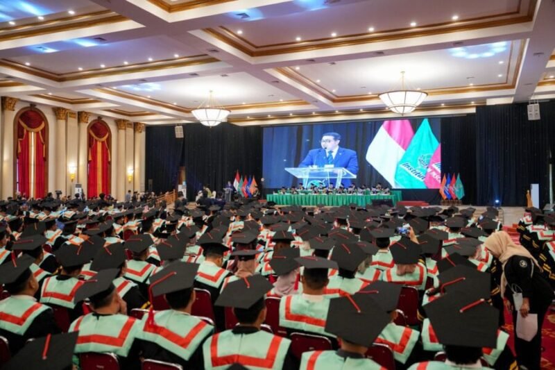 Kepala Badan Ekonomi Kreatif menyampaikan orasi ilmiah yang ditayangkan melalui layar besar di hadapan ratusan wisudawan