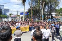 Sekitar 400 anggota LMP yang mengenakan seragam lengkap mendatangi Mapolres Tanah Karo di Jalan Veteran, Kabanjahe, Kamis (2/7/2026). (Istimewa)